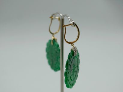 null Paire de pendants d'oreilles en or jaune 18k ornés de fleurs ajourées en jade...
