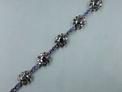 null Line bracelet in 18k white gold set with sapphires and decorated with five patterns...