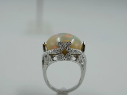 null 18k white gold ring set with an Australian opal cabochon of 17cts in a finely...