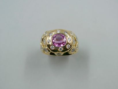 null Bague boule en or jaune ajouré 18k agrémentée d'un saphir rose et sertie de...