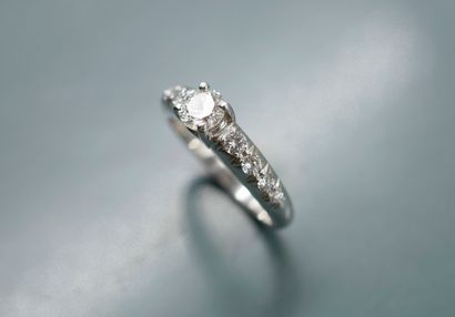 null 18k white gold ring surmounted by a 0.50cts diamond in a line of diamonds. 

PB...