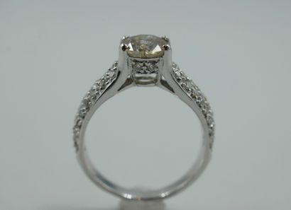 null Solitaire ring in 18k white gold set with a brilliant-cut diamond of about 1.15cts...