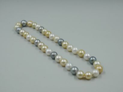 null Collier composé de perles de Majorque grise, blanches, roses et dorés. Fermoir...
