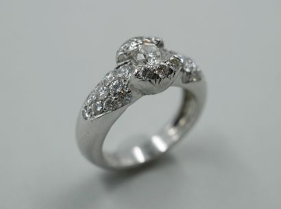 null Beautiful 18k white gold effect ring topped with a central brilliant-cut diamond...