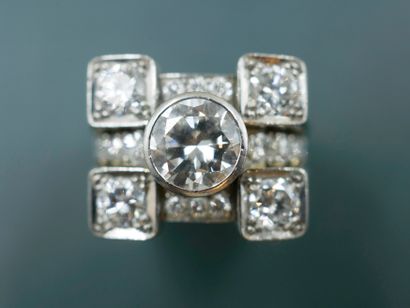 null Tank ring in 18k white gold and platinum surmounted by a central diamond of...