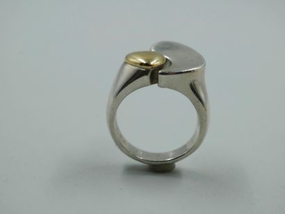 null Modernist ring in white gold and 18k yellow gold with interlocking drops. 

Weight...