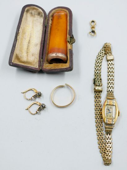 Gold debris lot: wedding ring, clasps and...