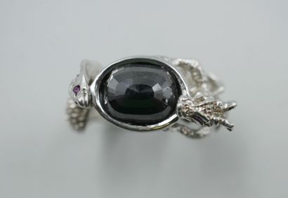null 18k white gold ring set with a central faceted black diamond surrounded by two...