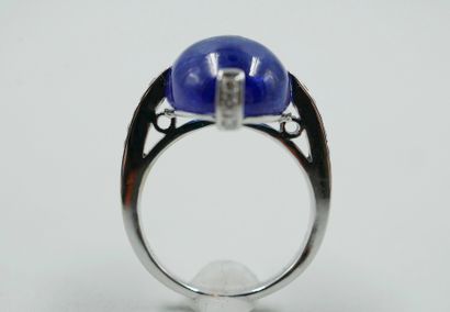 null Ring in 18k white gold surmounted by a Tanzanite in cabochon of 14cts approximately...