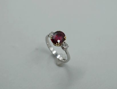 null Ring two 18k gold surmounted by a natural ruby without heat treatment of 2,04ct...