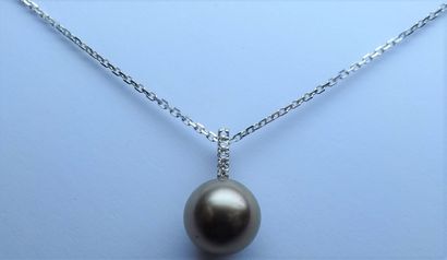 null Pendant in 18k white gold and Tahitian "bronze" cultured pearl topped with diamonds...