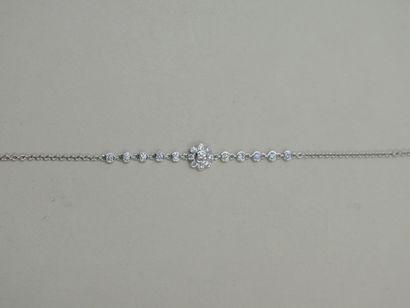 null Chain bracelet in 18k white gold with a flower paved with diamonds framed by...