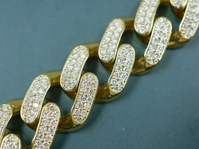 null Bracelet gourmette in 18k yellow gold, the links paved with diamonds for 5cts...