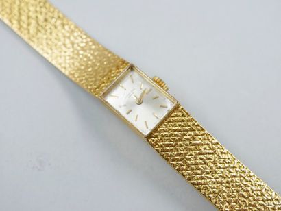 null CLAUDE VENU. 

Lady's watch in 18k yellow gold. Rectangular case, cream dial...