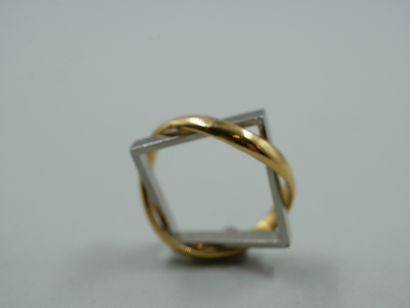 null Bague moderniste en or blanc et or jaune 18k composée d'un anneau et d'un carré...