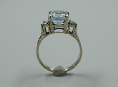 null White gold ring surmounted by an aquamarine and two diamonds. 

PB : 4,20gr....