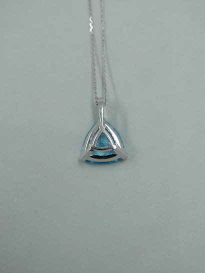 null Pendant in 18K white gold set with a Swiss Blue topaz troïdia weighing 7.50cts,...