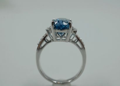 null Ring in 18k white gold topped by an oval Zircon of 4cts approximately accosted...