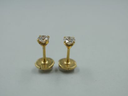 null 18k yellow gold and diamonds earrings of 0,20cts each. 

PB : 1,70gr