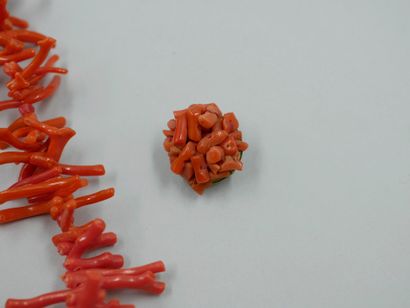 null Lot including a red coral necklace. PB: 48gr. 

With a loop decorated with coral...