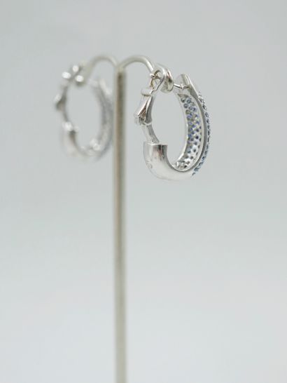 null Pair of 18k white gold earrings partially paved with sapphires. 

Length : 2,2cm....