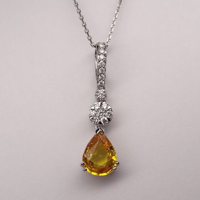 null Pendant in 18k white gold set with a pear-cut yellow sapphire of about 1,50cts,...