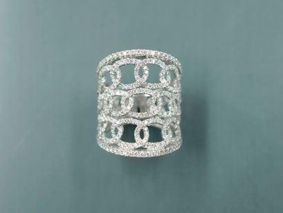 null Openwork 18k white gold band ring with diamond-paved interlocking circles. 

Length...
