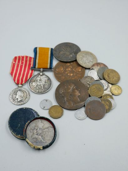 null Lot de médailles dont : 

- Médaille Georges V 1914-1918 en argent complète...