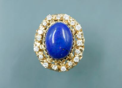 null Important ring in 14k yellow gold topped by a cabochon of lapis lazuli in an...