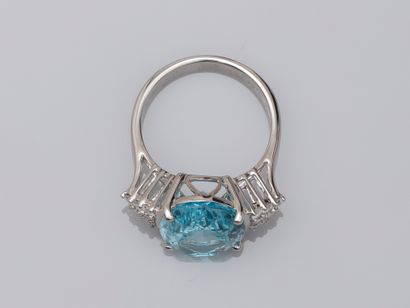 null Ring in 18k white gold surmounted by an oval blue topaz of 9cts approximately...