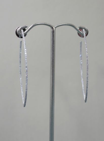 null Pair of 18k white gold earrings forming an elongated creole with a pinched end...