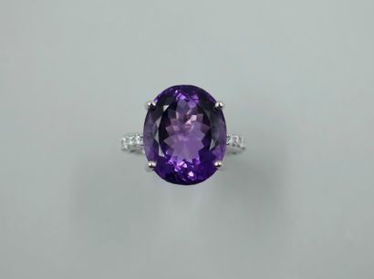 null Ring in 18k white gold surmounted by an oval facetted amethyst of 13cts approximately...