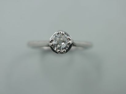 null Solitaire ring in platinum with a diamond of 0,30cts. 

PB : 2,50gr. TDD : 54...