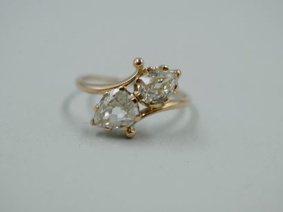 null 18k rose gold ring topped with two pear-shaped diamonds in You and I of 0.50ct...