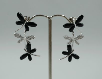 null Pair of 18k white gold earrings with dragonflies set with onyx and paved with...