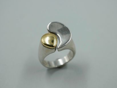 null Modernist ring in white gold and 18k yellow gold with interlocking drops. 

Weight...