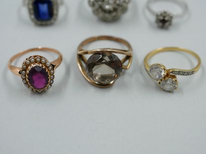 null Lot three rings in 18k yellow gold decorated with red and white stones. PB :...