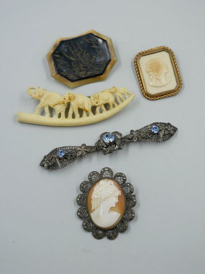 Lot of 5 brooches. (Damage and missing pin...
