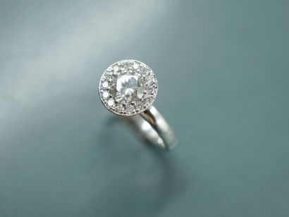 null Ring in 18k white gold surmounted by a diamond of 1ct approximately underlined...