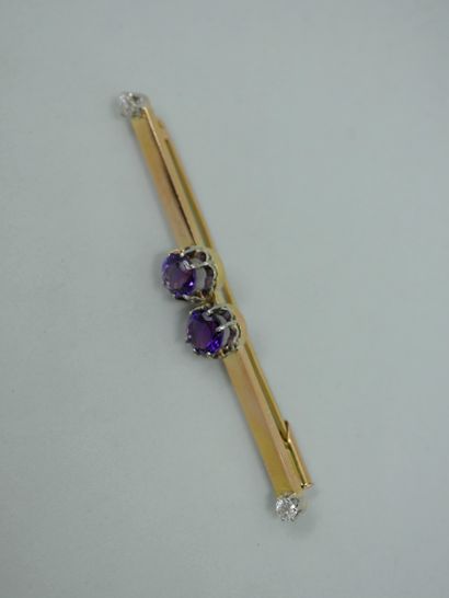 null Brooch in 18k yellow gold and platinum set with two amethysts and a diamond...