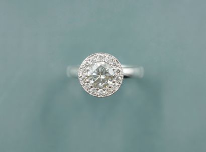 null Ring in 18k white gold surmounted by a diamond of 1ct approximately underlined...