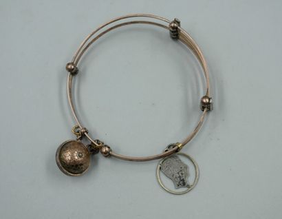 null Bracelet jonc réglable en or rose 18K orné de semences de perles et de deux...