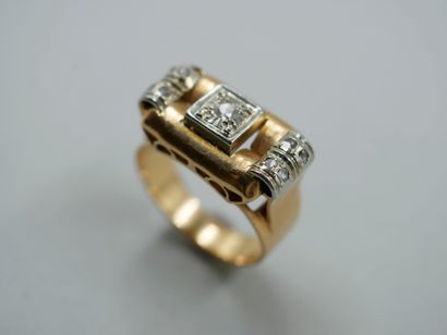 null Bague pont en or jaune 18k ornée de brillants. 

Epoque Art déco. 

TDD : 49....