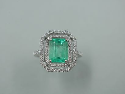 null Rectangular ring in 18k white gold set with an emerald cut of 2cts in an openwork...