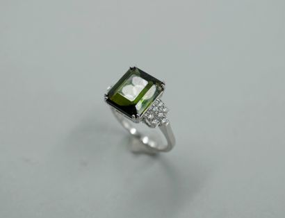 null Ring in 18k white gold set with a green rectangular tourmaline of 8cts approximately,...