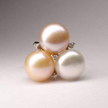 null 18k yellow gold ring topped with three white, yellow and pink cultured pearls...