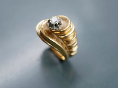 null Yellow gold ring 18k tosadé surmounted by a white stone. 

Work of the 1960s.

PB...