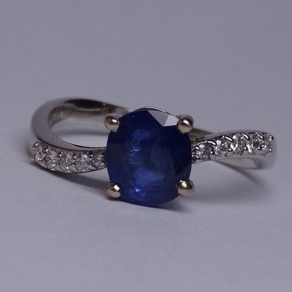 null 18K white gold ring set with an oval sapphire weighing 1.20cts, the setting...