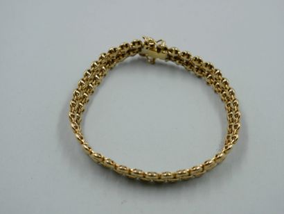null Zig Zag bracelet in 18k yellow gold with diamonds in closed setting. 

PB :...