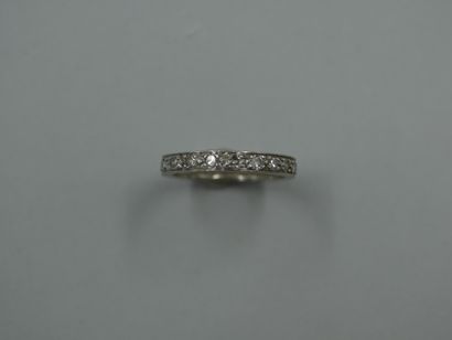 null Wedding ring in platinum entirely set with rose-cut diamonds. 

PB : 2,50gr....